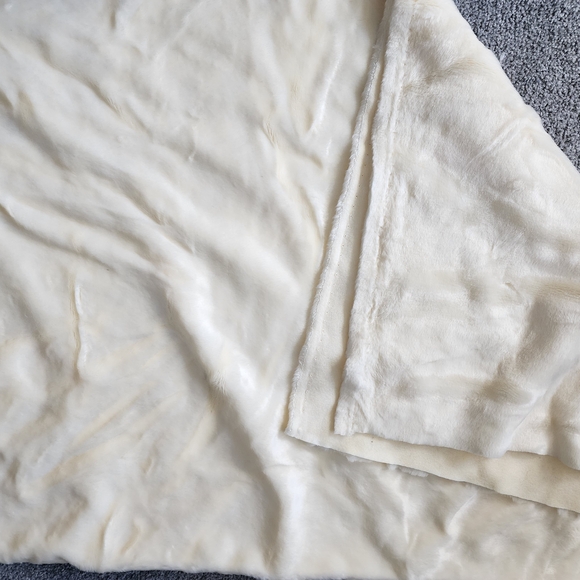 Other - 2 yard x 64" Cream Off-White Faux Fur Soft Low pile dense Costume Cosplay Sew